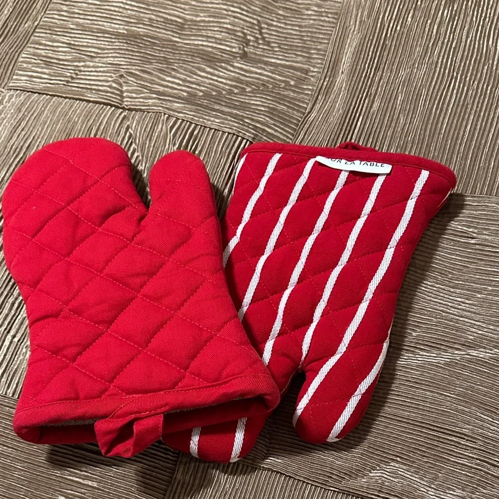 NWOT Sur La Table Red and White Quilted Oven Mitts